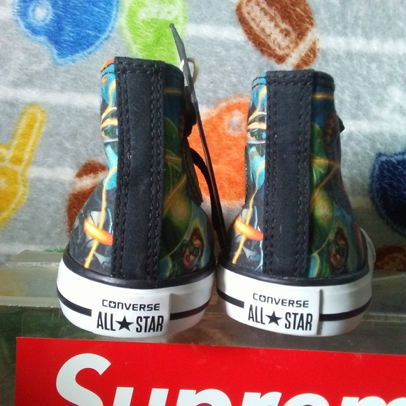 Converse "Justice League" Chuck Taylors - Picture 5 of 12